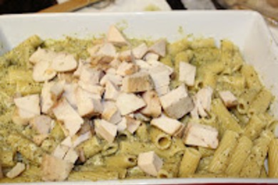 Макаронная запеканка с соусом песто и курицей - приготовление