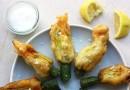 Цветки цуккини в кляре с сыром рикотта и лимонным соком