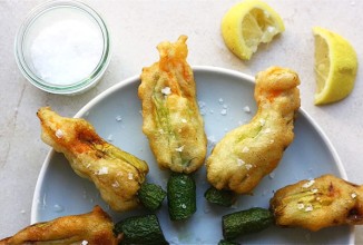 Цветки цуккини в кляре с сыром рикотта и лимонным соком