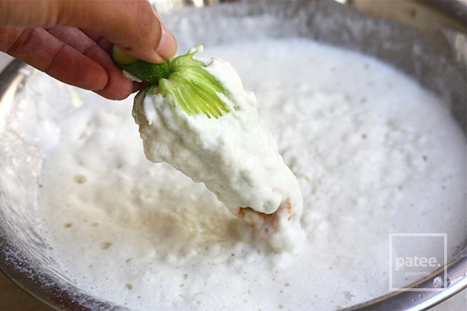 Цветки цуккини в кляре с сыром рикотта и лимонным соком - Шаг 6