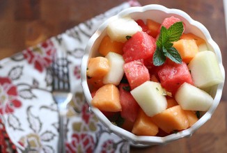 Салат с дыней и арбузом с имбирно-мятной заправкой