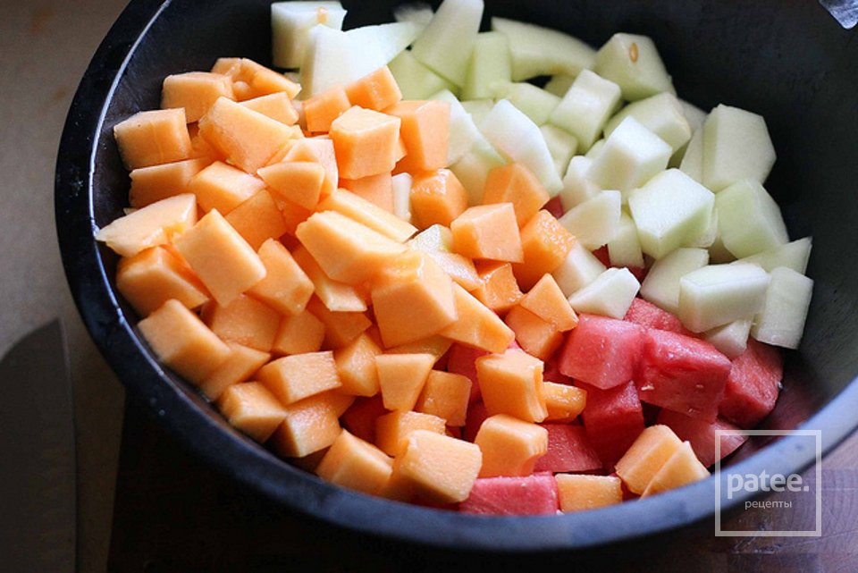 Салат с дыней и арбузом с имбирно-мятной заправкой - Шаг 9