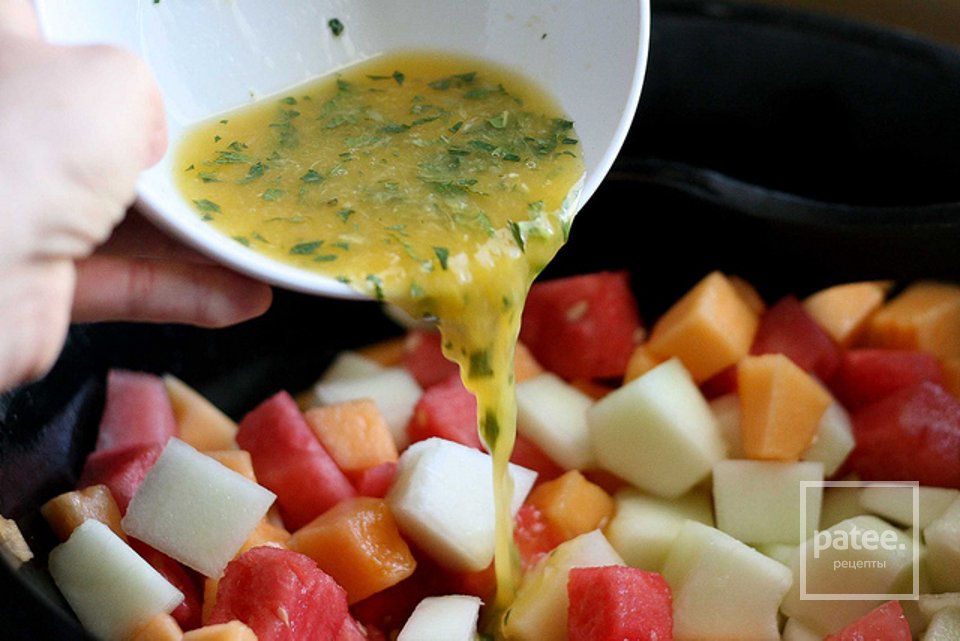 Салат с дыней и арбузом с имбирно-мятной заправкой - Шаг 10