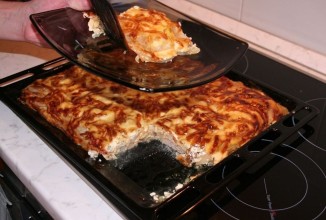 Мясо по-французски с чесноком.