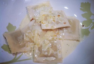 Равиоли с чесночным соусом