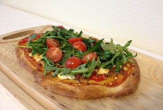 Лепешка с козьим сыром и рукколой