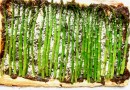 Слоеный пирог с соусом песто и зеленой спаржей