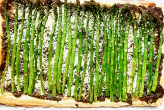 Слоеный пирог с соусом песто и зеленой спаржей