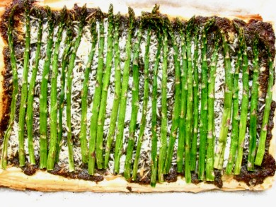 Рецепт Слоеный пирог с соусом песто и зеленой спаржей