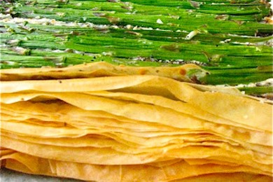 Слоеный пирог с соусом песто и зеленой спаржей - приготовление