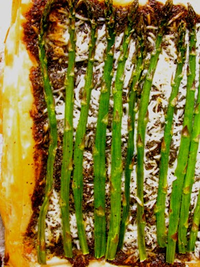 Слоеный пирог с соусом песто и зеленой спаржей - Шаг 13