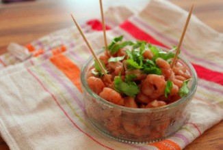 Креветки в вине с чесноком