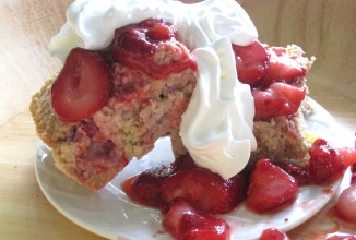 Овсяная запеканка с ананасом и клубникой