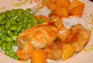 Пряная курица с персиками