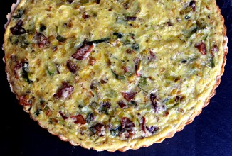 Тарт с беконом и чеддером