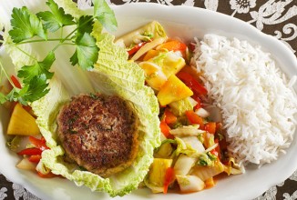 Шницель из телятины с кисло-сладкой пекинской капустой и рисом басмати