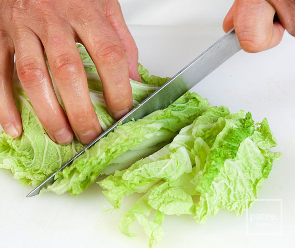 Капуста в руках. Пекинская капуста в руке. Пекинская на белом фоне фото. Chinese cabbage on sticks. Пекинская капуста гриль.