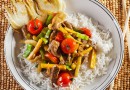 Говядина с овощами и рисом
