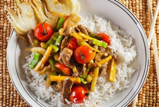 Говядина с овощами и рисом