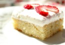 Белый торт с кремом и клубникой