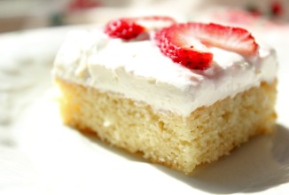 Белый торт с кремом и клубникой