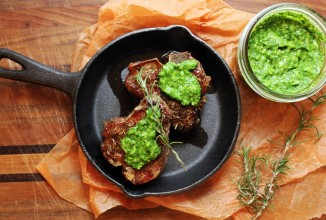 Бараньи отбивные  под мятным соусом песто