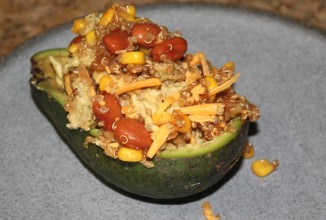 Авокадо с начинкой из курицы-барбекю