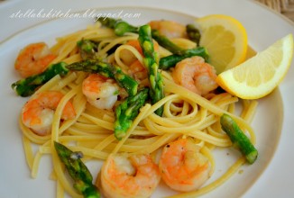 Креветки в чесночном соусе с пастой и спаржей