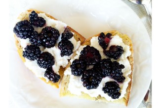 Кростини с рикоттой и ежевикой