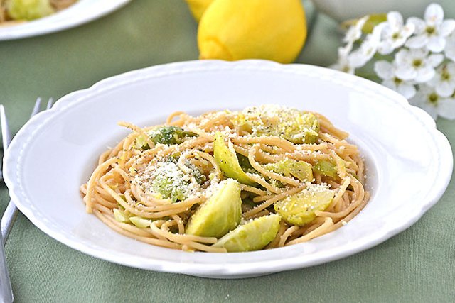 Спагетти с брюссельской капустой и лимонным маслом