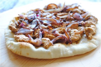 Простая острая пицца на лепешке - приготовление