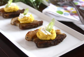 Грудинка свиная под яйцами