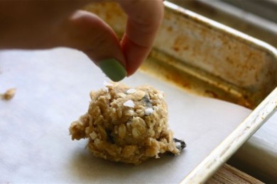 Соленое печенье с шоколадными чипсами - приготовление