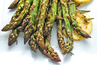 Спаржа, запеченная с лимоном и розмарином