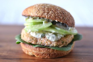 Бургер с лососем и домашним соусом Тартар