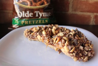 Крендельки с арахисом, шоколадом, карамелью и нугой