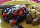 Стейк на гриле с жареными помидорами и голубым сыром