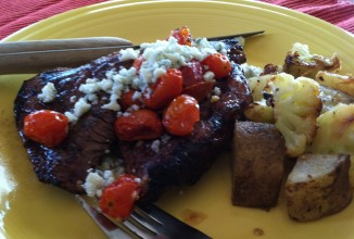 Стейк на гриле с жареными помидорами и голубым сыром