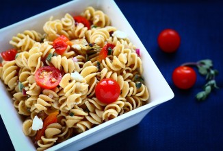 Весенний греческий салат с пастой