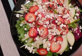 Клубнично-грушевый салат с сыром