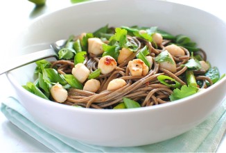 Лапша с овощами и морскими гребешками