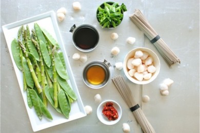 Лапша с овощами и морскими гребешками - приготовление