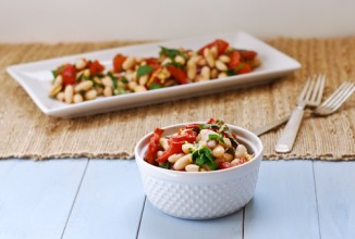 Салат из жареных помидоров и белой фасоли