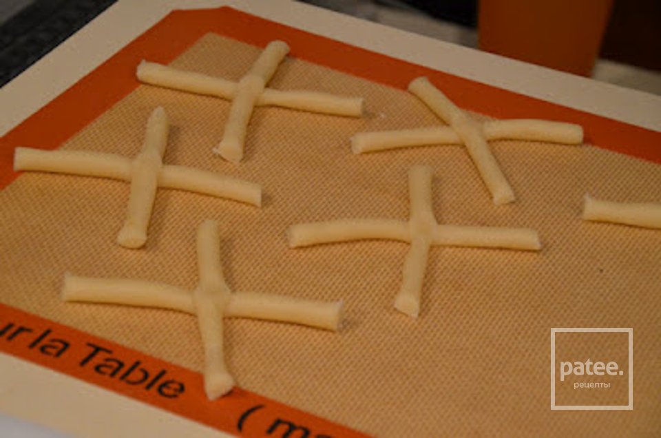 Горячие булочки с марципаном и апельсиновыми цукатами - Шаг 10