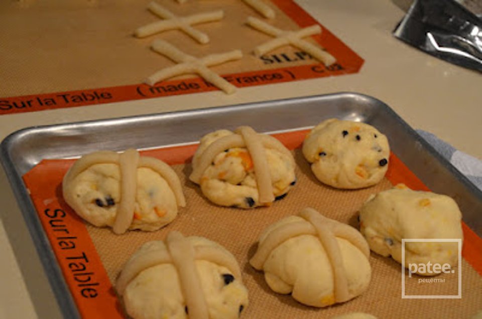 Горячие булочки с марципаном и апельсиновыми цукатами - Шаг 11