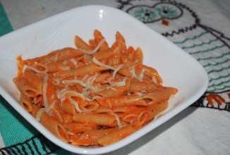 Жареная паста с овощами