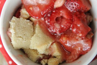 Клубника с ревенем под сладким печеньем