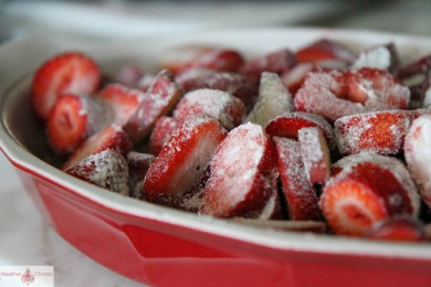 Клубника с ревенем под сладким печеньем - приготовление