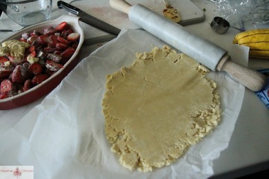 Клубника с ревенем под сладким печеньем - приготовление