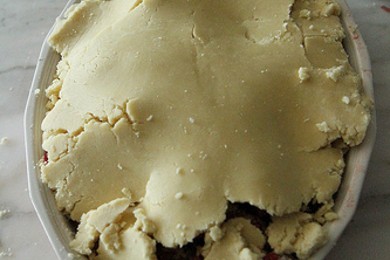 Клубника с ревенем под сладким печеньем - приготовление